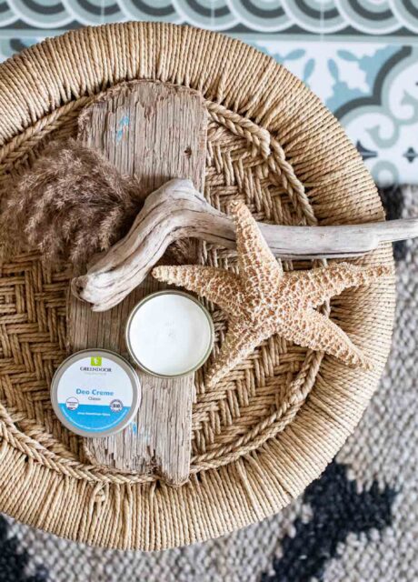Natürliche Deocreme in Dose auf Rattanhocker mit Treibholz