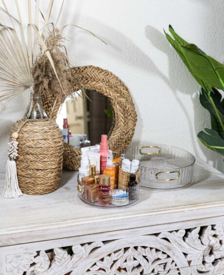 Drehteller als Ordnungssystem mit Pflegeprodukten auf einer Kommode