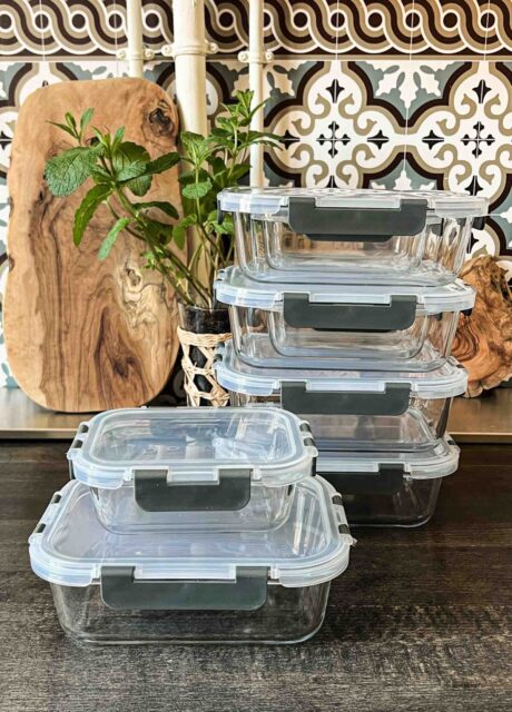 Stapel aus Glas Meal-Prep-Boxen mit Deckel auf einer Küchenarbeitsfläche