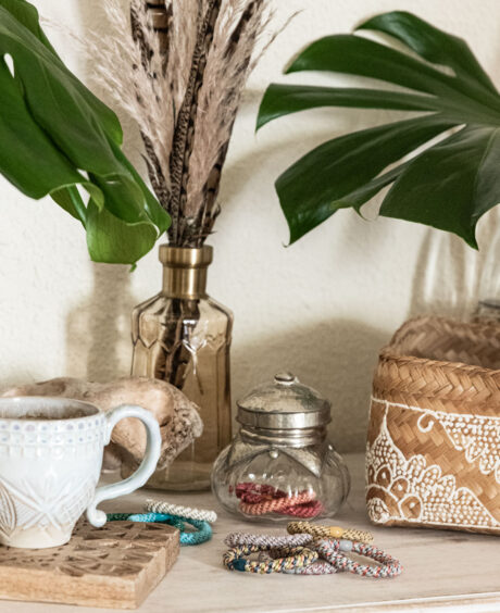 Kknekki Haargummi auf Kommode im Boho Stil mit Pflanzen und Deko