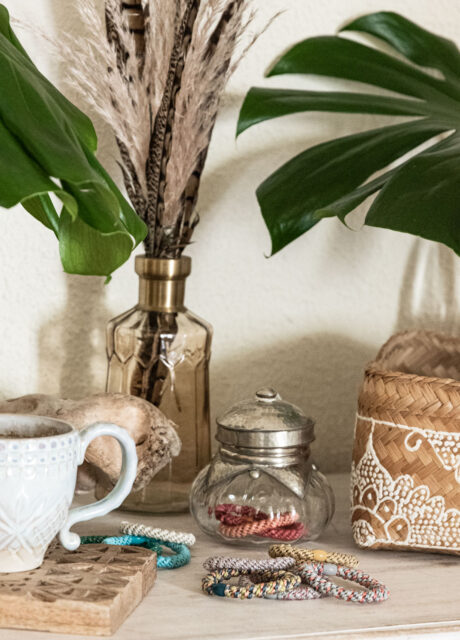 Kknekki Haargummi auf Kommode im Boho Stil mit Pflanzen und Deko